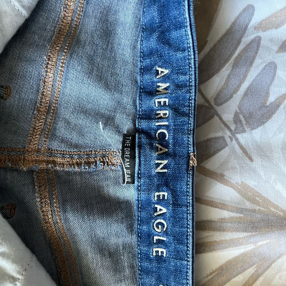 Hi there I’m selling these American eagle jeans